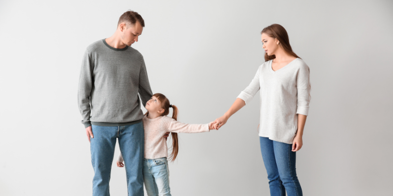 Hành vi parental alienation có thể khiến trẻ bị tổn thương tâm lý nghiêm trọng.