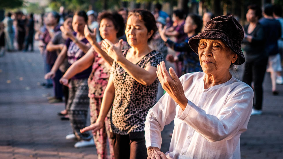 Người cao tuổi nên tham gia câu lạc bộ, tập thể dục.