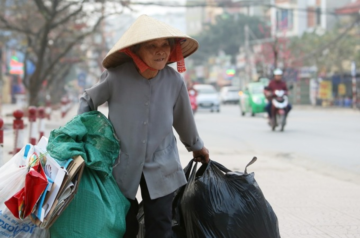 Người già và nhọc nhằn mưu sinh và áp lực tài chính